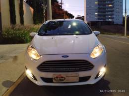 FORD - FIESTA - 2014/2015 - Branca - R$ 45.000,00