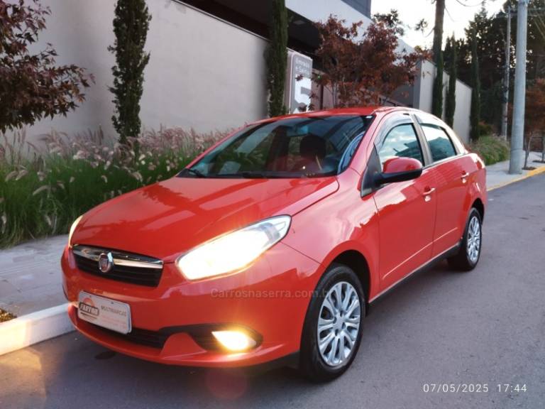 FIAT - GRAND SIENA - 2015/2016 - Vermelha - R$ 42.000,00