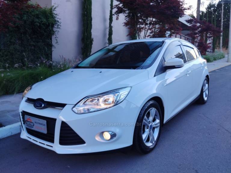 FORD - FOCUS - 2014/2015 - Branca - R$ 55.000,00