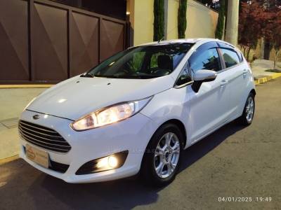 FORD - FIESTA - 2014/2015 - Branca - R$ 45.000,00