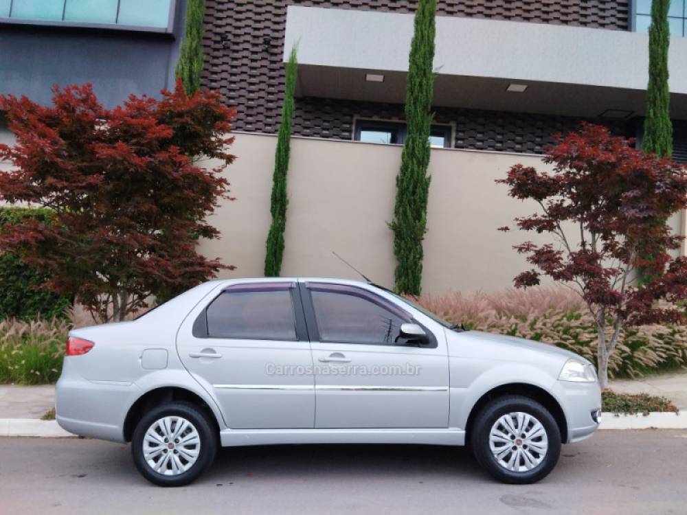 FIAT - SIENA - 2010/2011 - Prata - R$ 32.500,00
