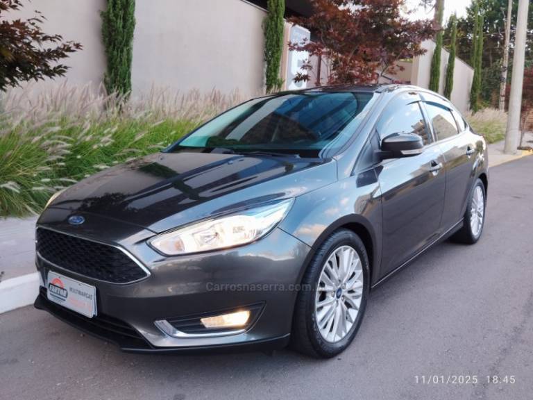 FORD - FOCUS - 2018/2018 - Cinza - R$ 65.000,00