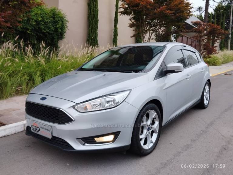 FORD - FOCUS - 2015/2016 - Prata - R$ 60.000,00