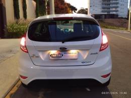 FORD - FIESTA - 2014/2015 - Branca - R$ 45.000,00