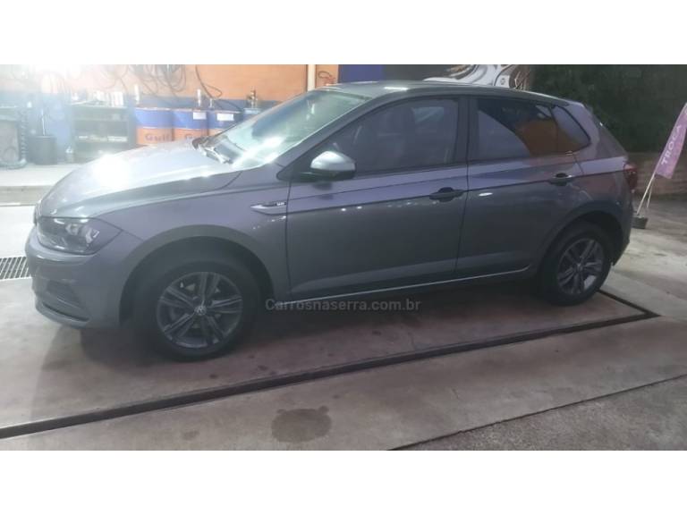VOLKSWAGEN - POLO - 2017/2018 - Cinza - R$ 63.000,00