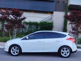 FORD - FOCUS - 2014/2015 - Branca - R$ 55.000,00