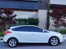 FORD - FOCUS - 2014/2015 - Branca - R$ 55.000,00